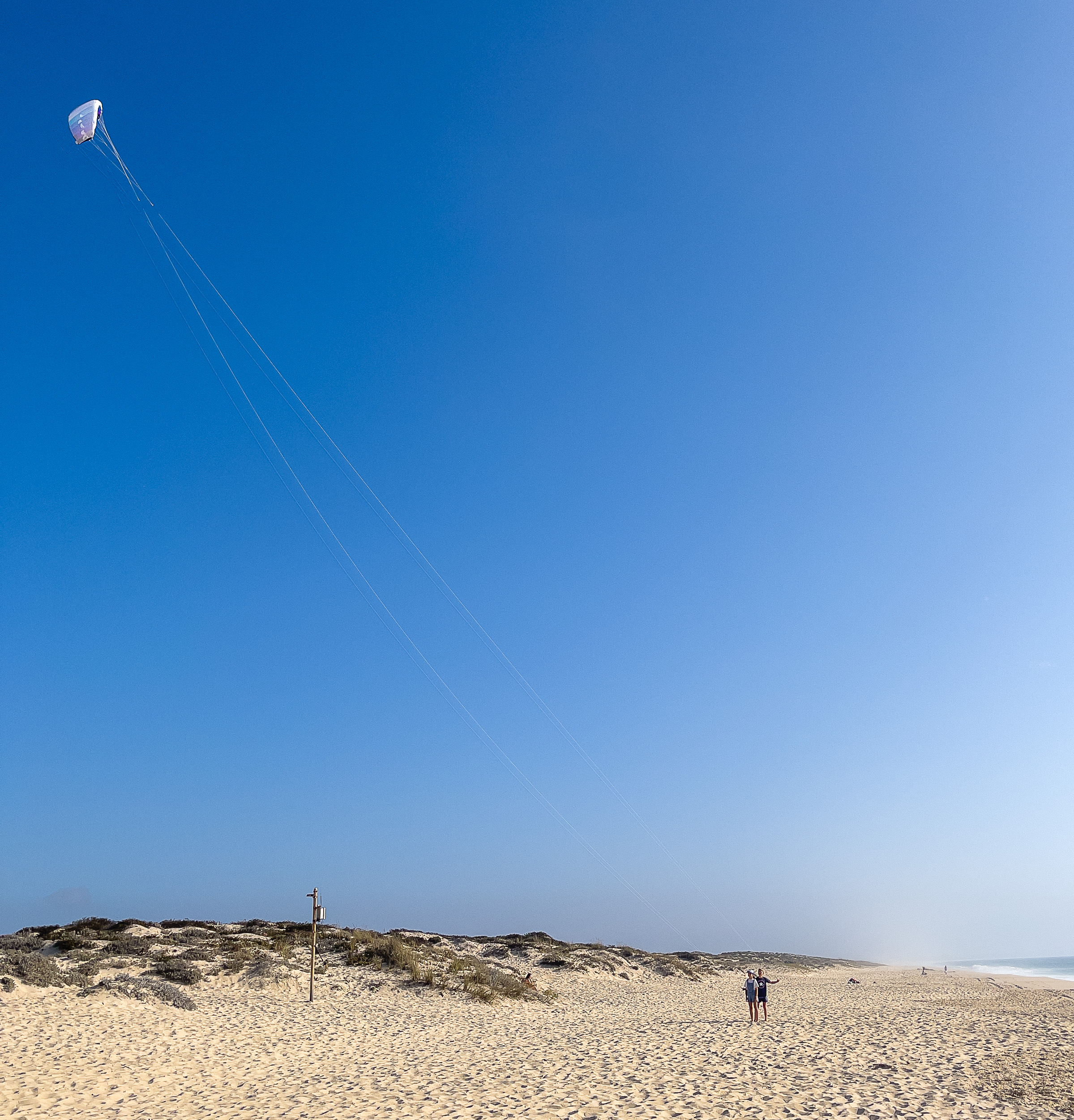 Drachensteigen am Strand von Comporta