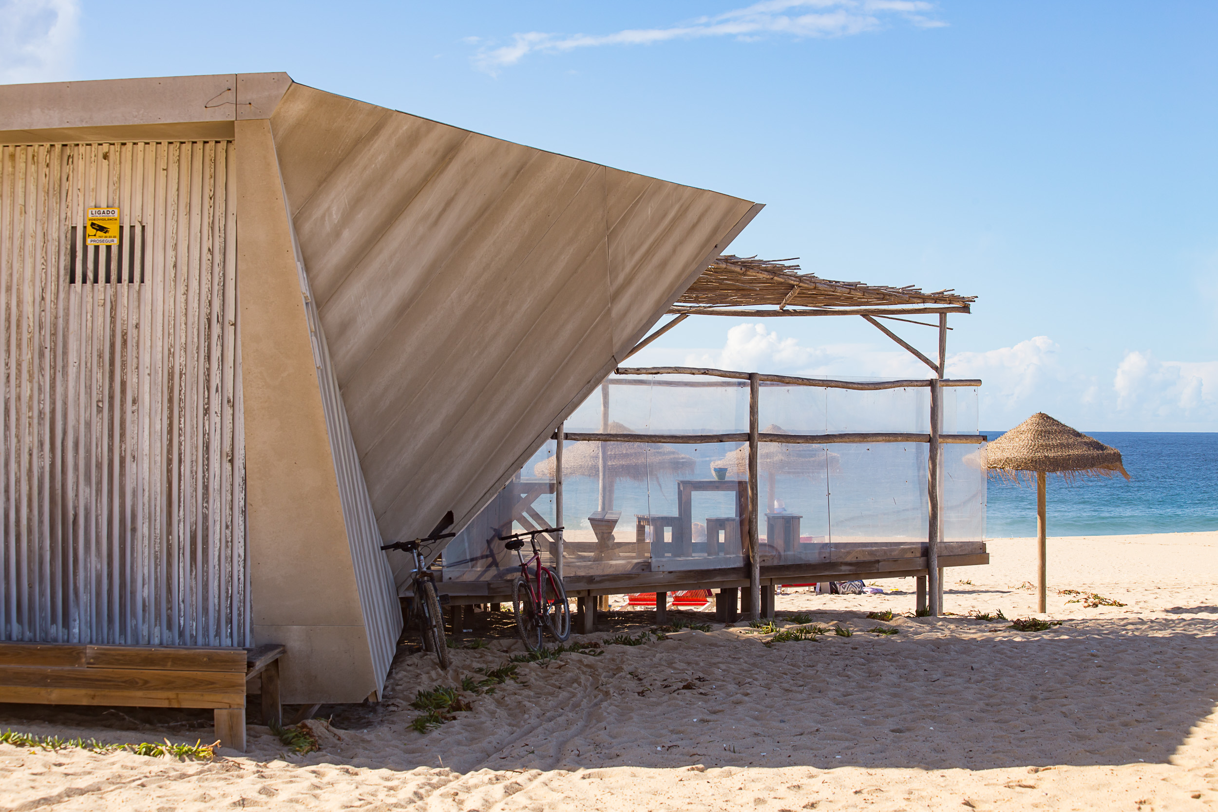 A relaxed beach bar on the sand of Praia de Santo André