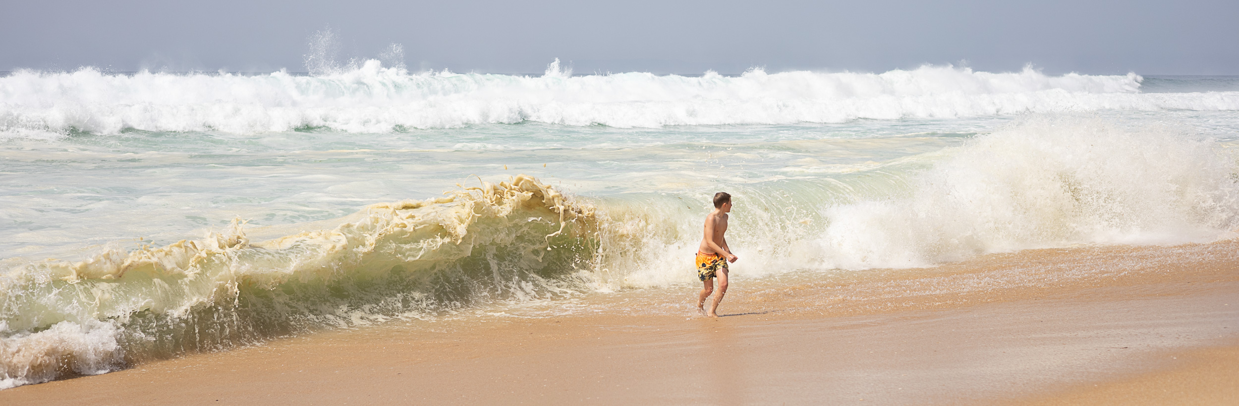 Powerful and spectacular waves breaking on the beach of Santo André