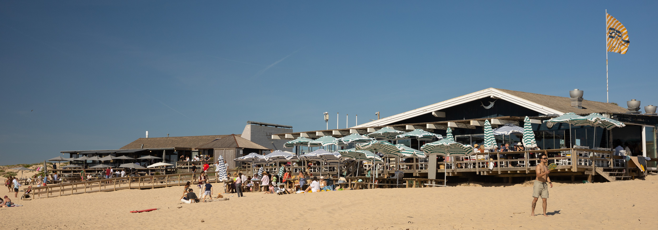 Le restaurant de plage Café Sal et juste derrière le Sublime Beach Club sur la plage de sable de Carvalhal.