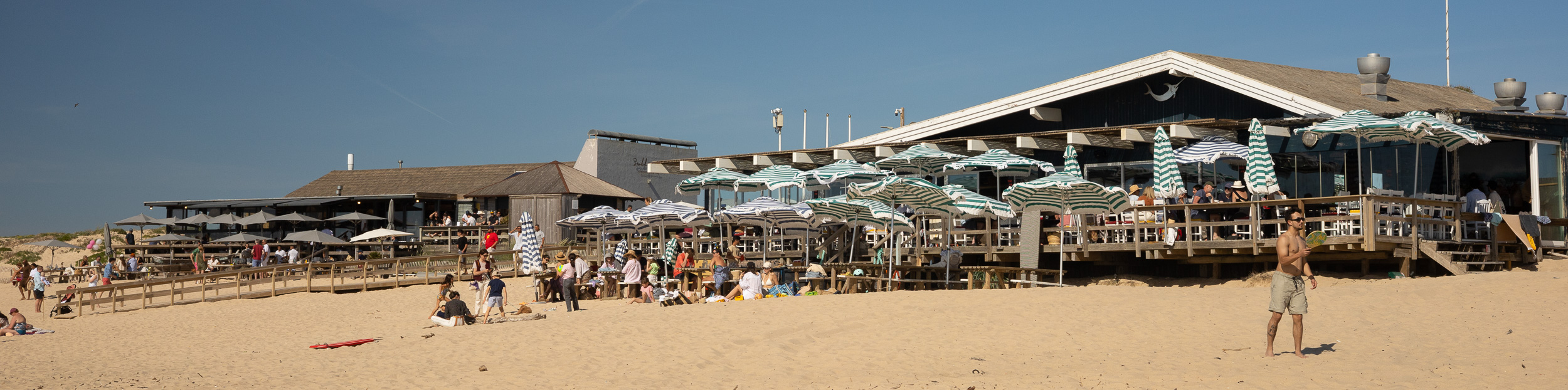 Vue panoramique sur la vaste plage de sable de Praia do Carvalhal.