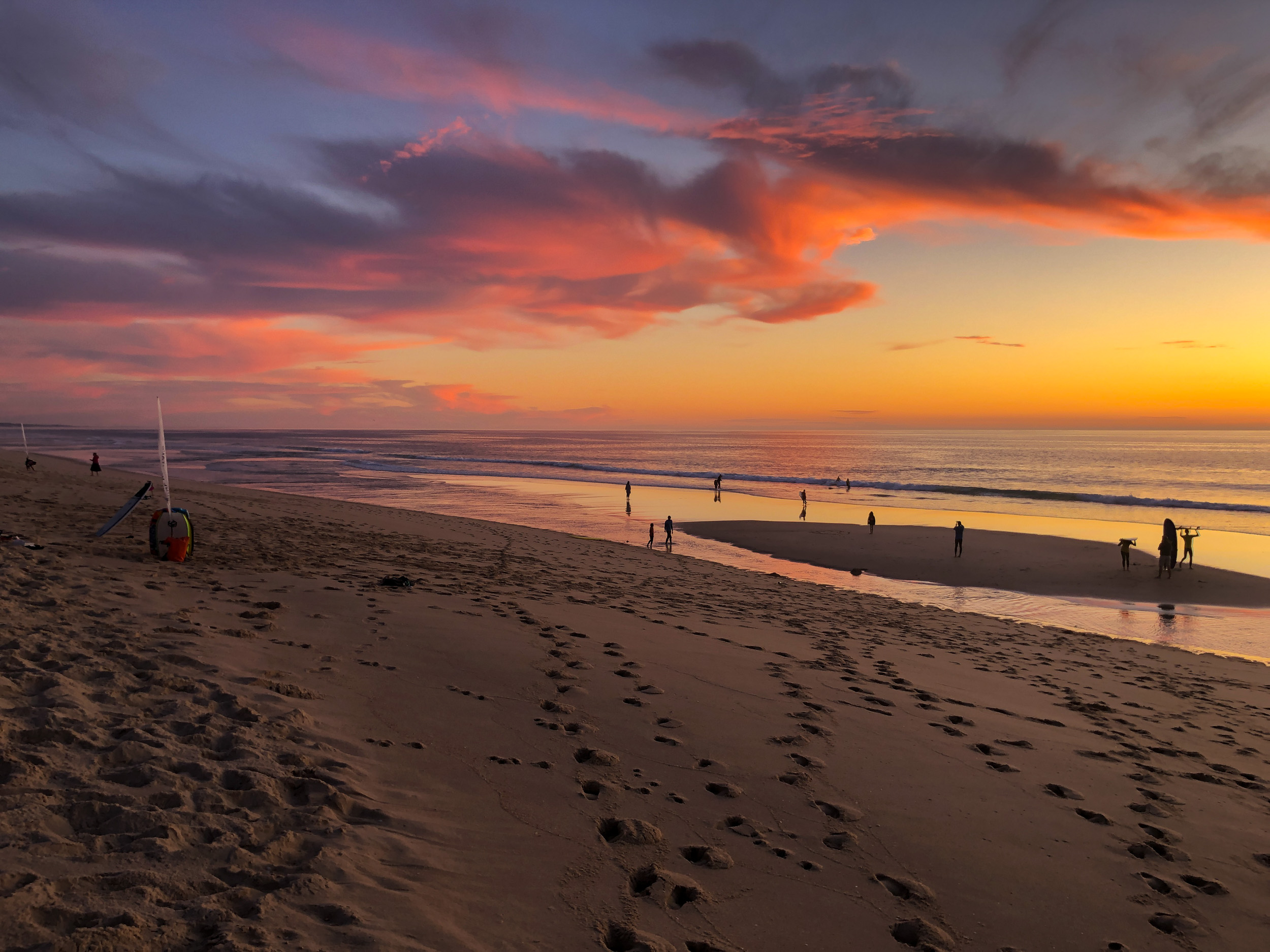 Atmosphère de coucher de soleil sur la vaste Praia do Carvalhal.