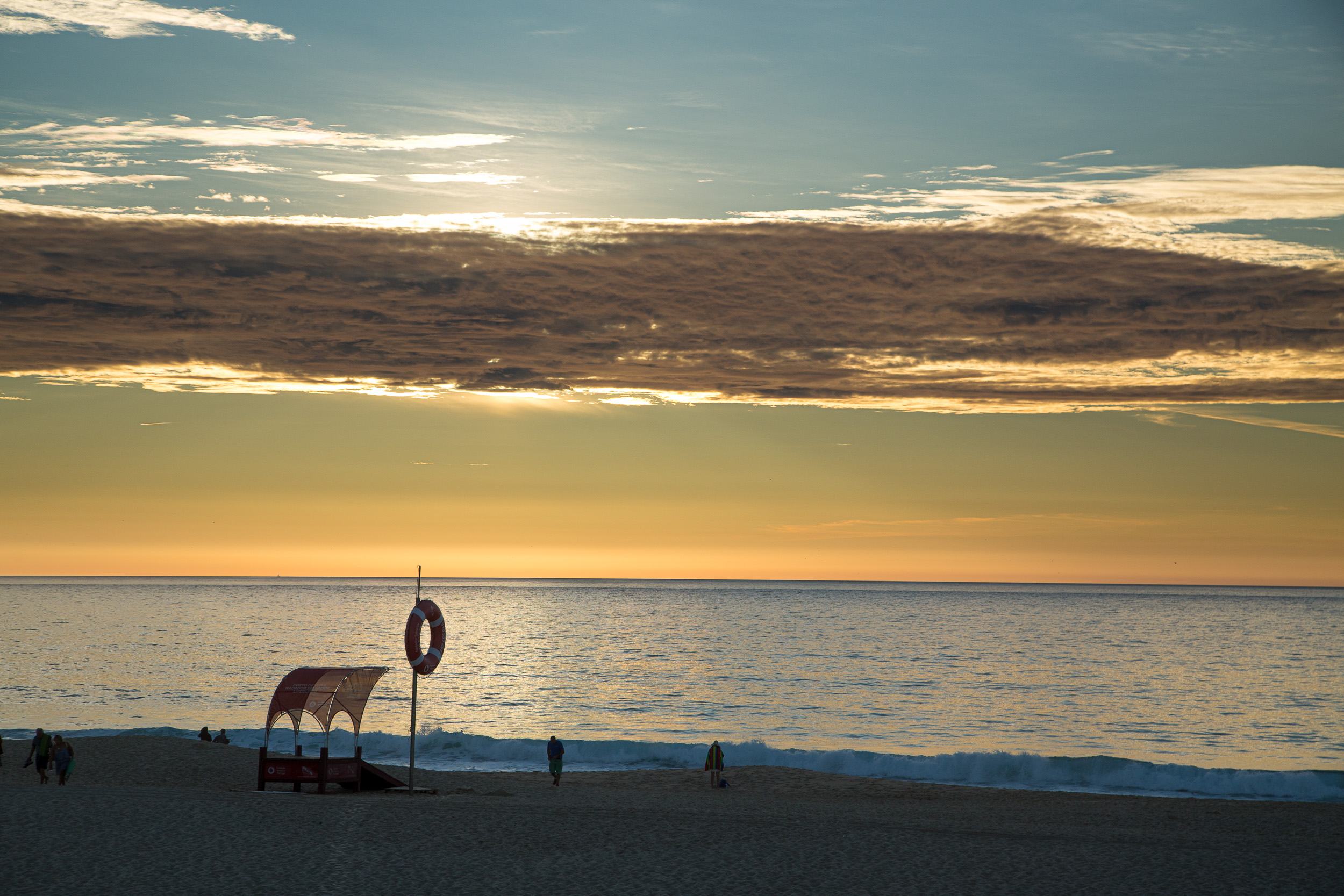 Le littoral près de Melides dans le contre-jour atmosphérique du soleil du soir.