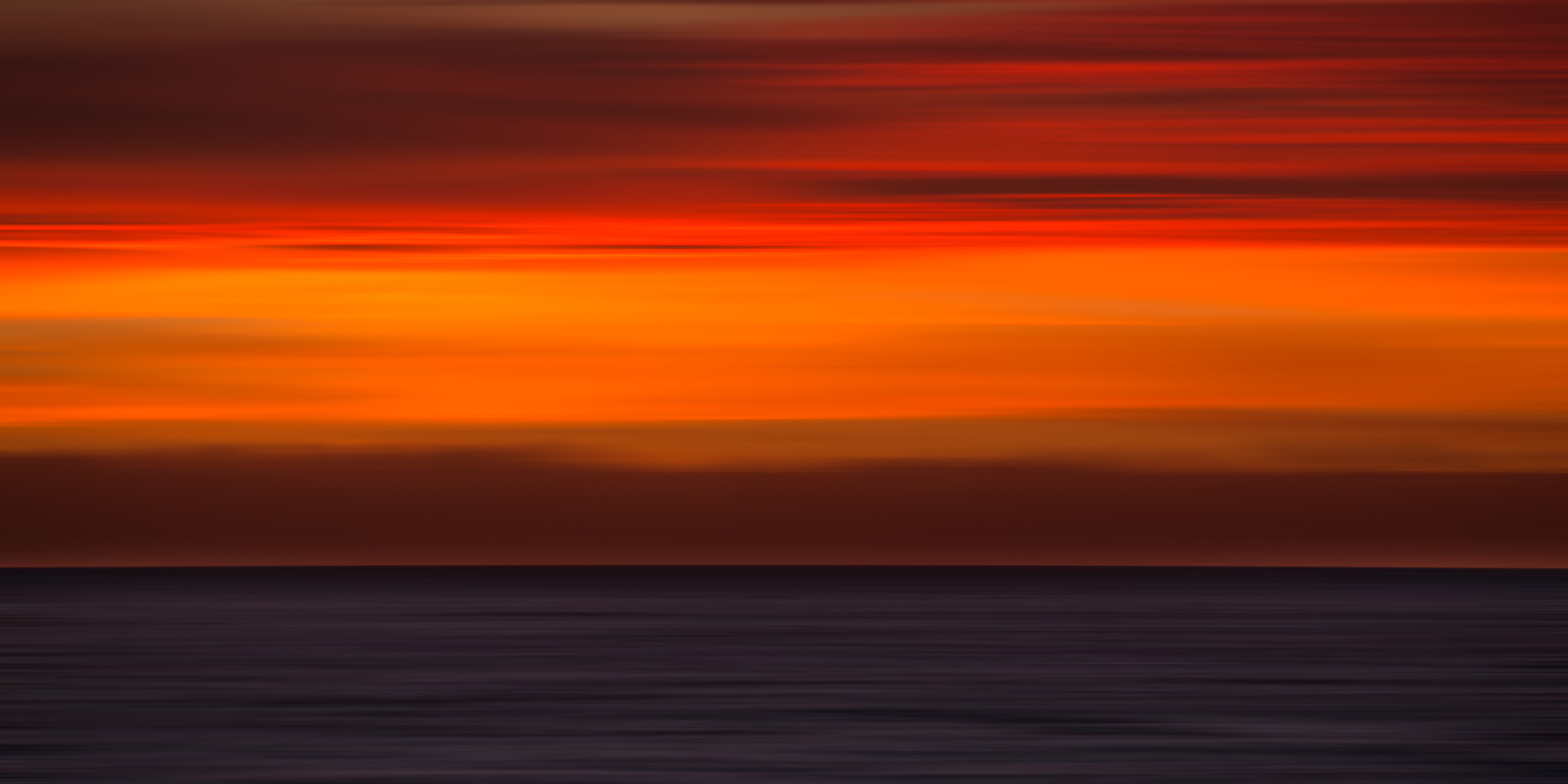 Les derniers rayons de soleil de la journée au bord des dunes de sable.
