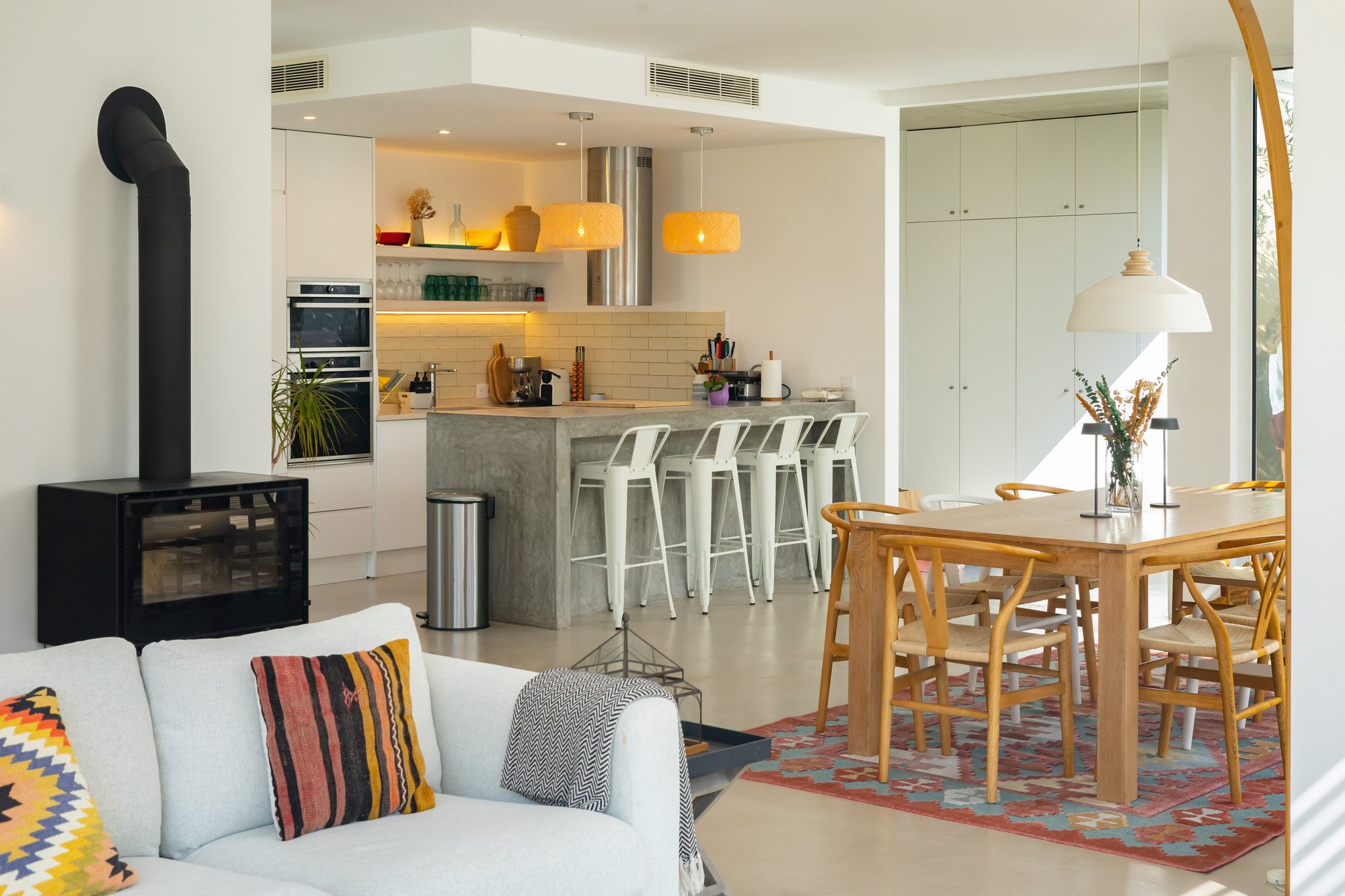 The heart of the house: Our open, light-filled living area flows seamlessly into the fully equipped kitchen. A generous space designed entirely for cooking together, long dinners, and relaxing hours by the fireplace.