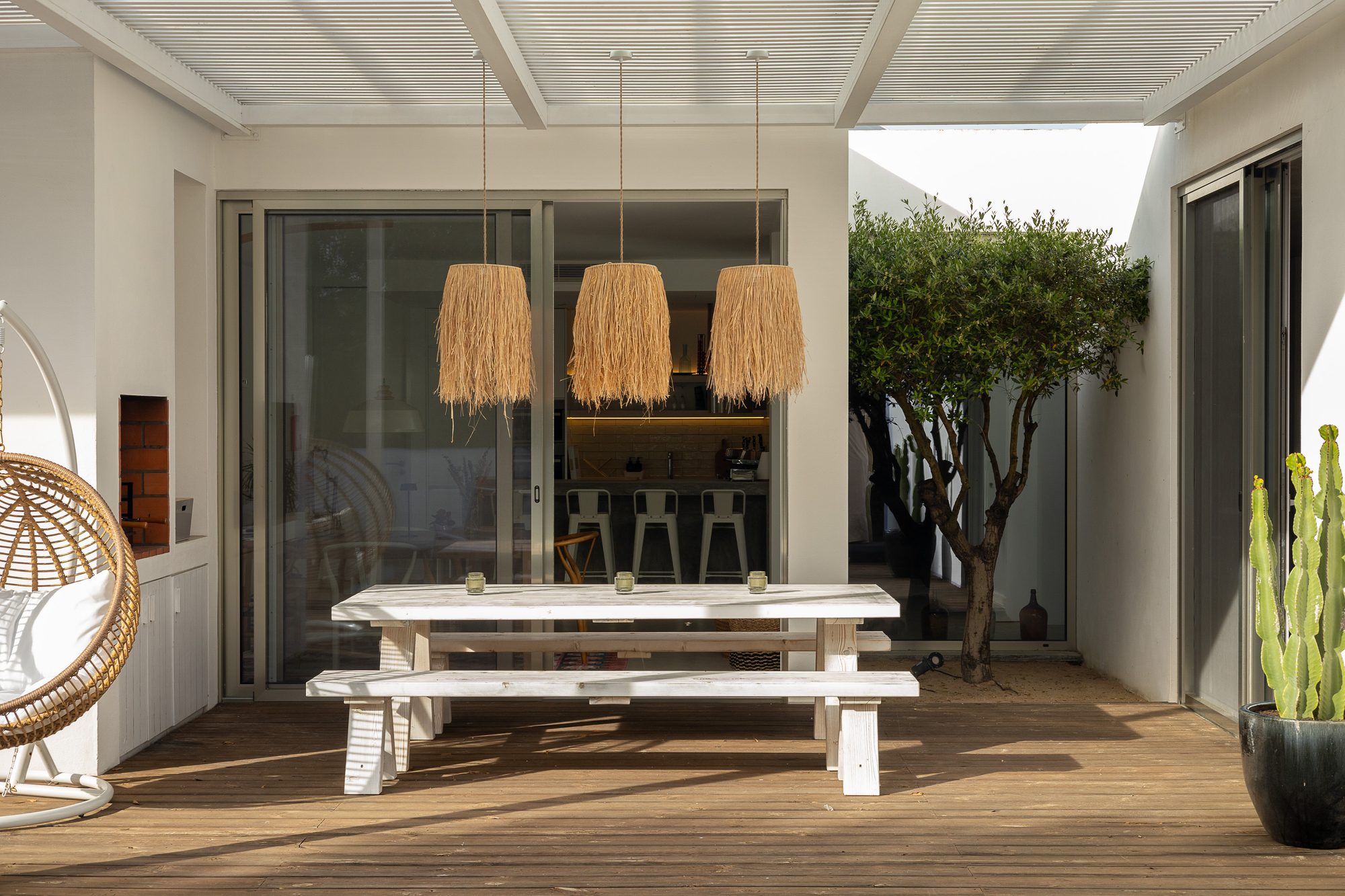 At home outdoors: Outdoor life unfolds under the shaded pergola. Here you will find not only the large dining table and the BBQ for long barbecue evenings, but also our absolute favorite spot – the cozy rocking chair.