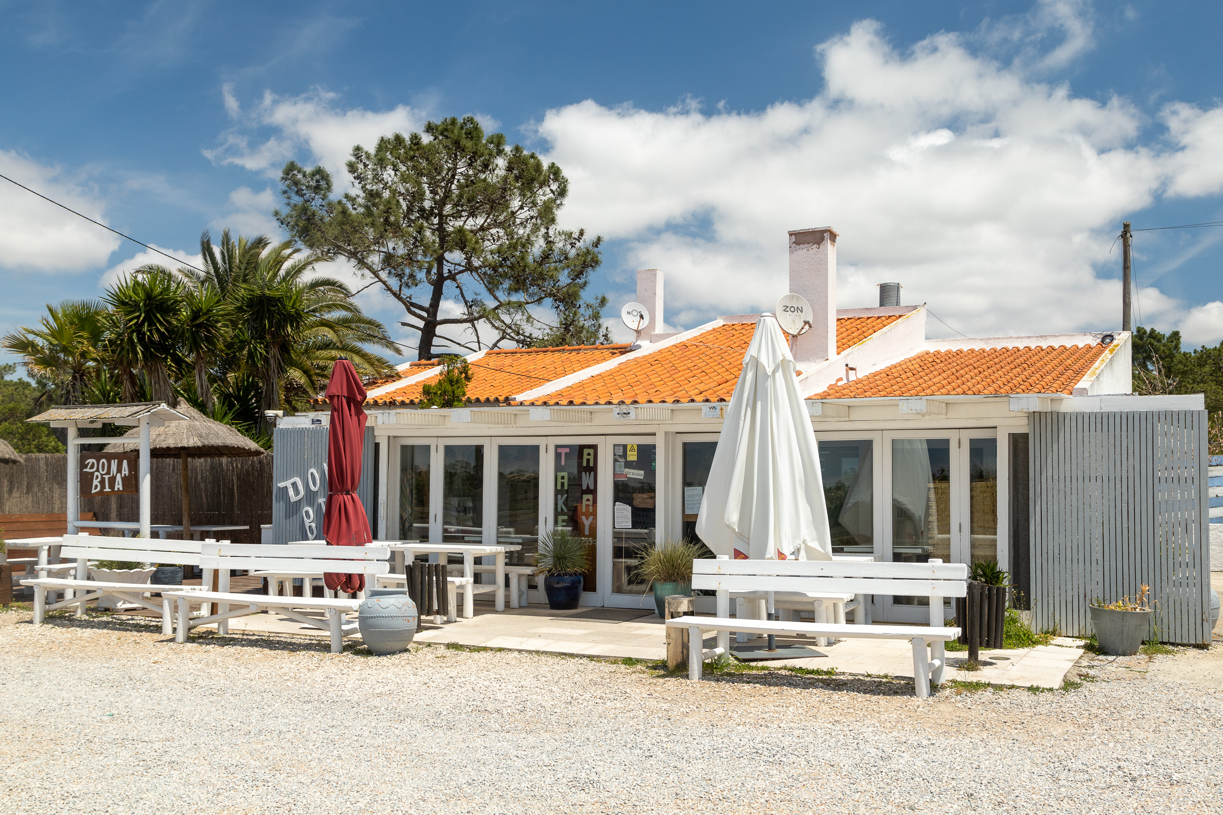 La vue extérieure du restaurant traditionnel Dona Bia sur une route de campagne près de Comporta.