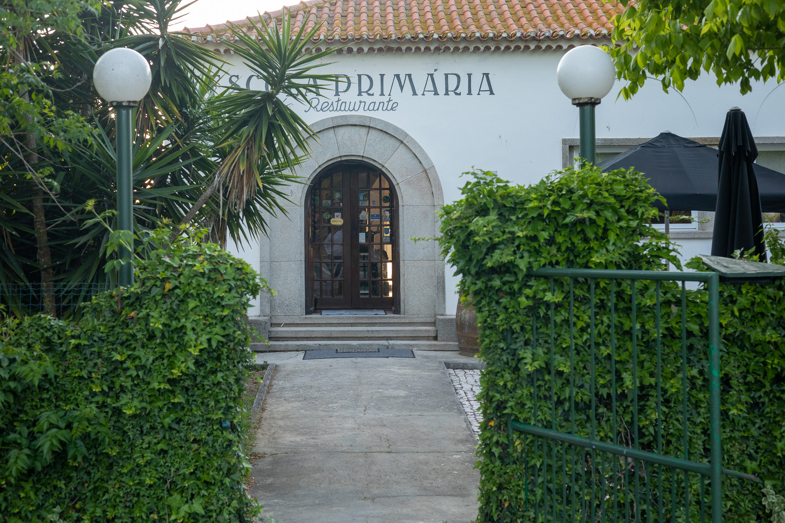La vue extérieure du restaurant traditionnel A Escola dans l'Alentejo rural.