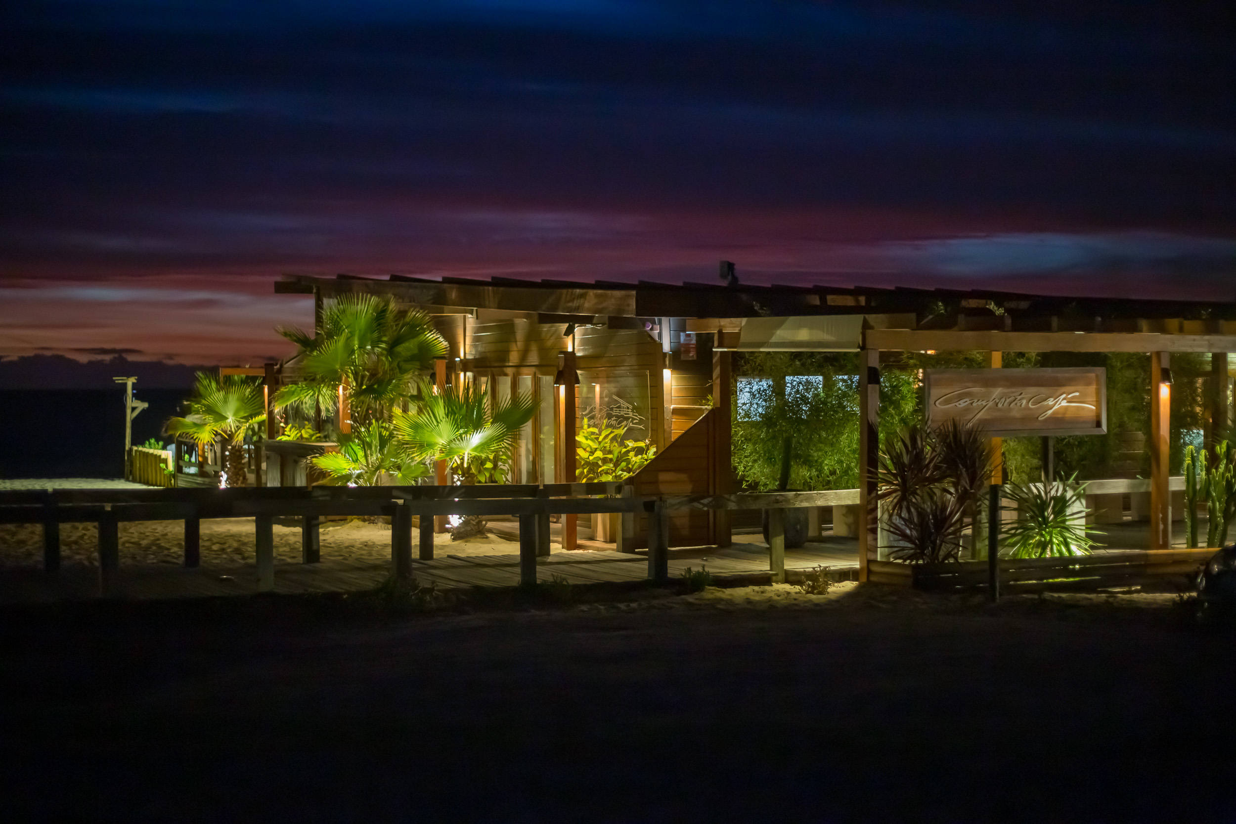 Abendstimmung auf der gemütlich beleuchteten Terrasse des Comporta Café.