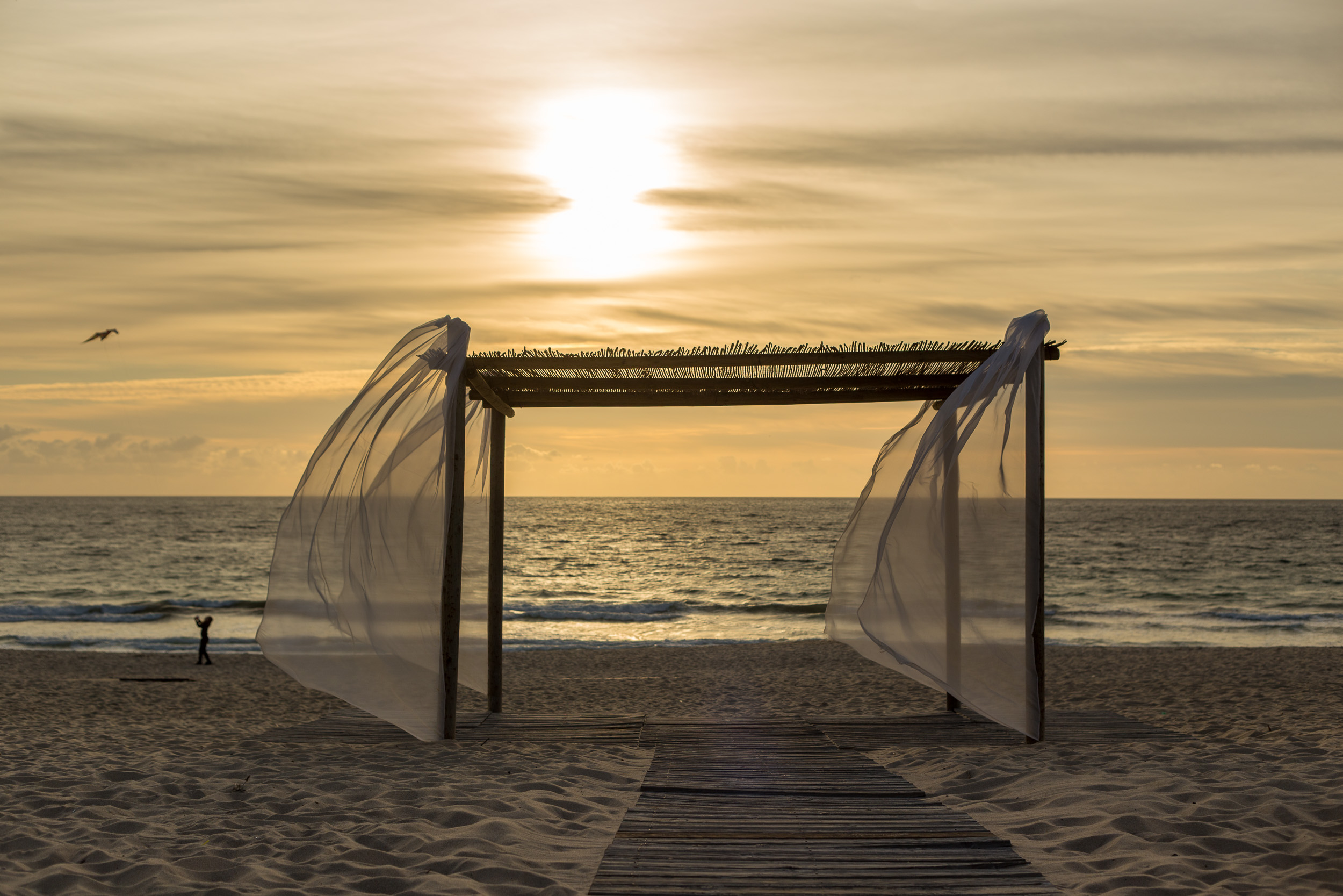 Ein Wohnzimmer am weißen Sandstrand
