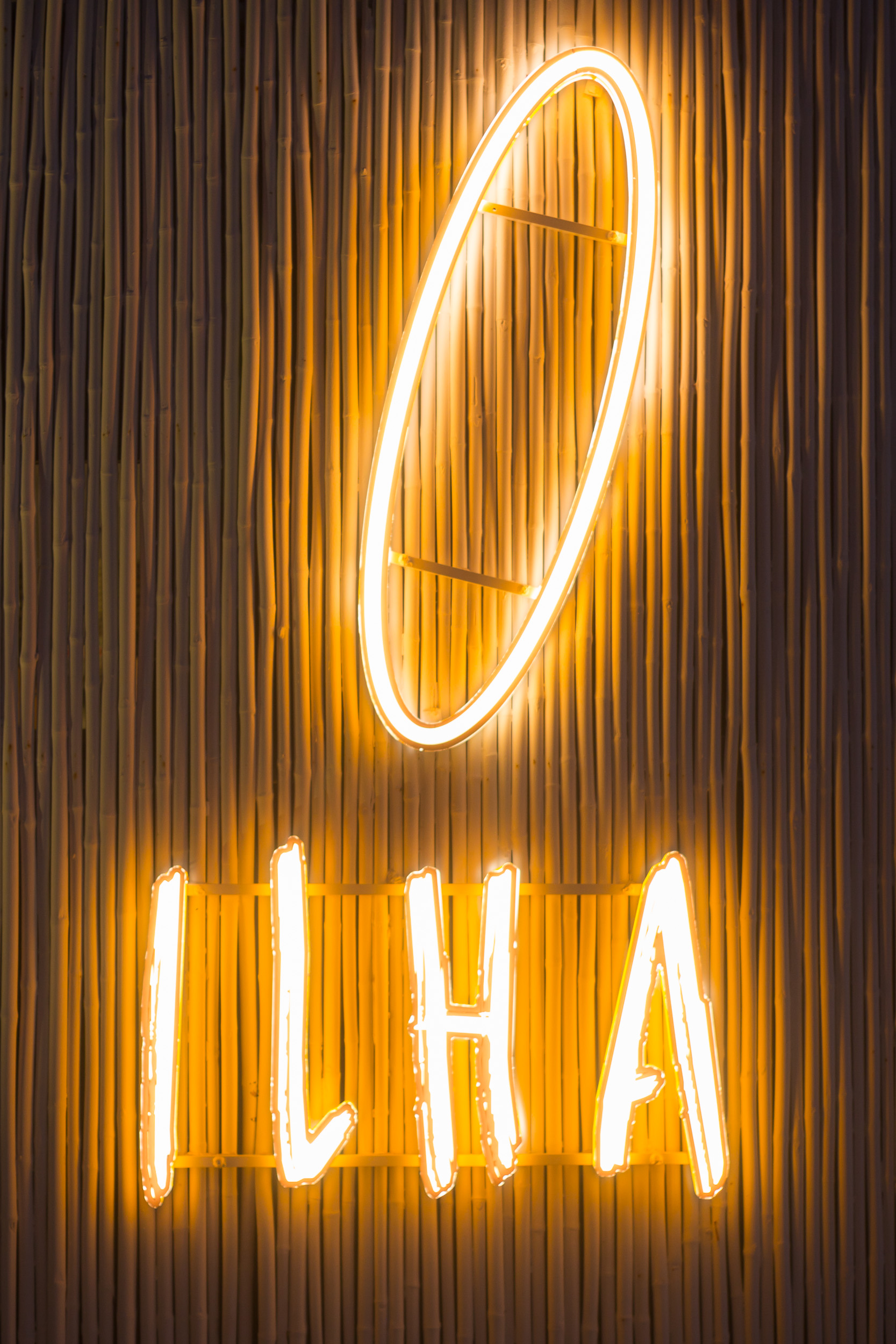 Leuchtendes ILHA-Neonschild auf der Bambusfassade des Ilha do Arroz, Comporta