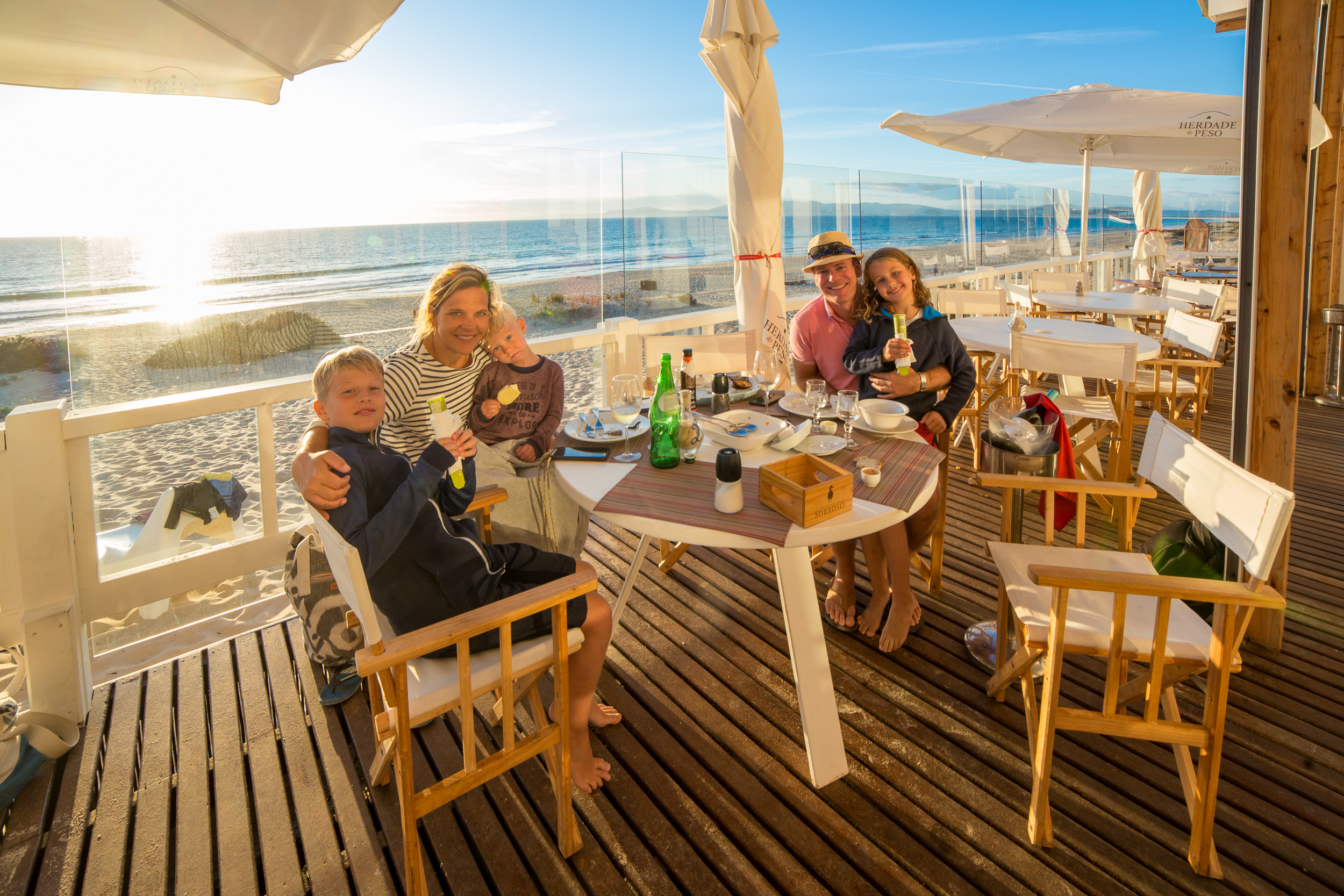 Die windgeschützte Terrasse in Abendstimmung