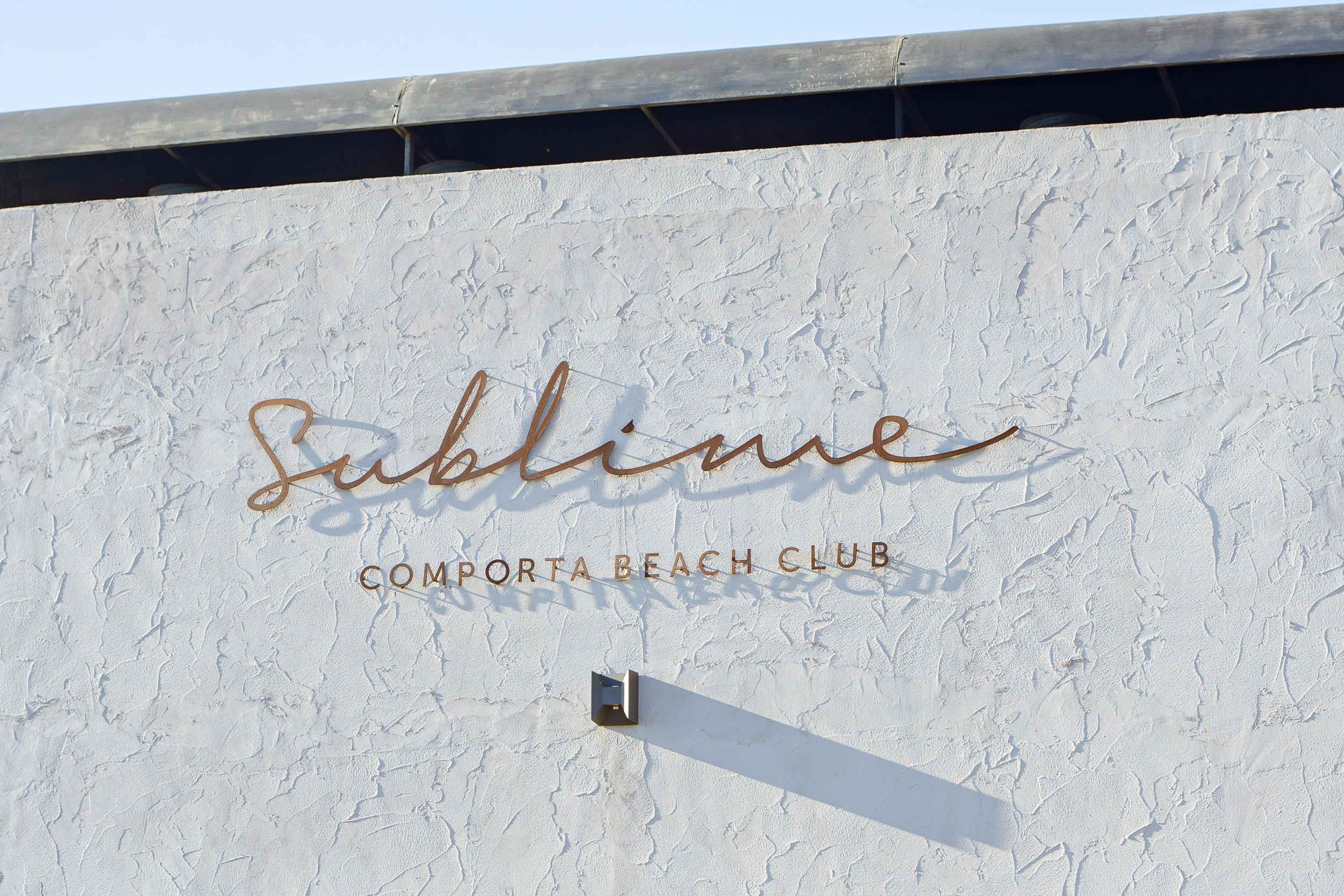 Exklusives Ambiente auf der Außenterrasse des Sublime Beach Club in Comporta.