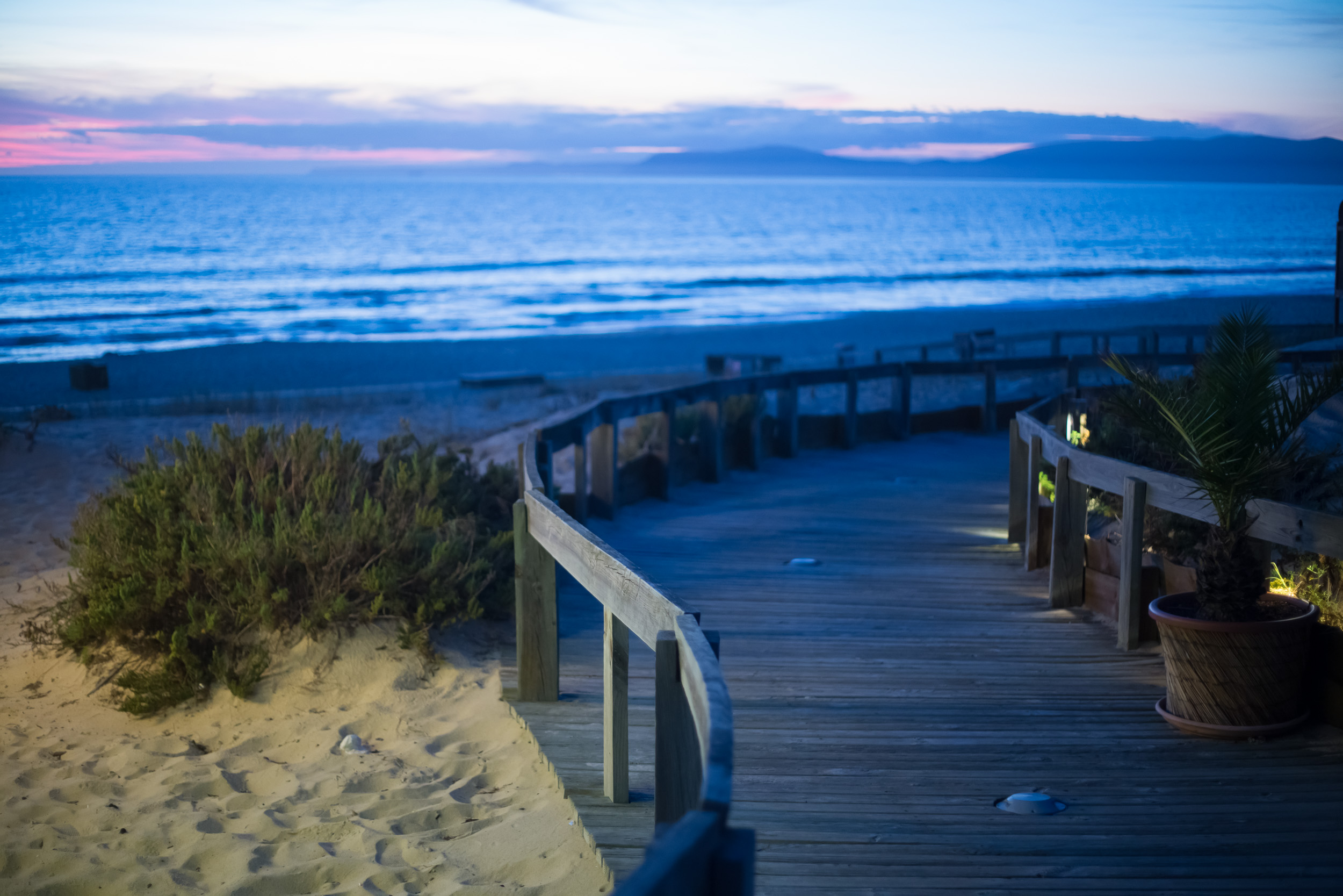 Holzbohlenweg über die Dünen bei Abenddämmerung — Meerblick vom Sublime Beach Club, Comporta