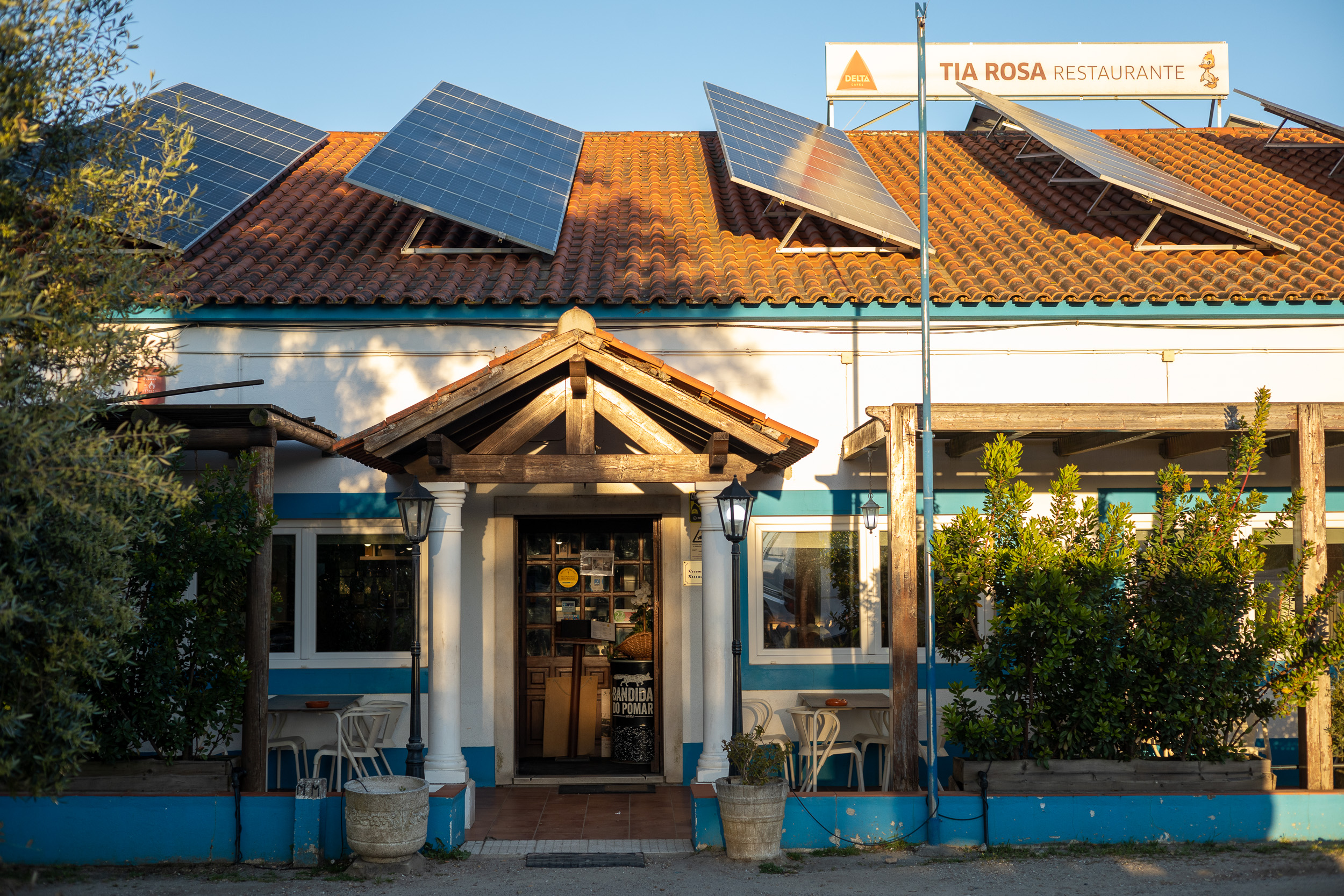 Vue extérieure du restaurant rustique Tia Rosa à Pinheiro da Cruz.