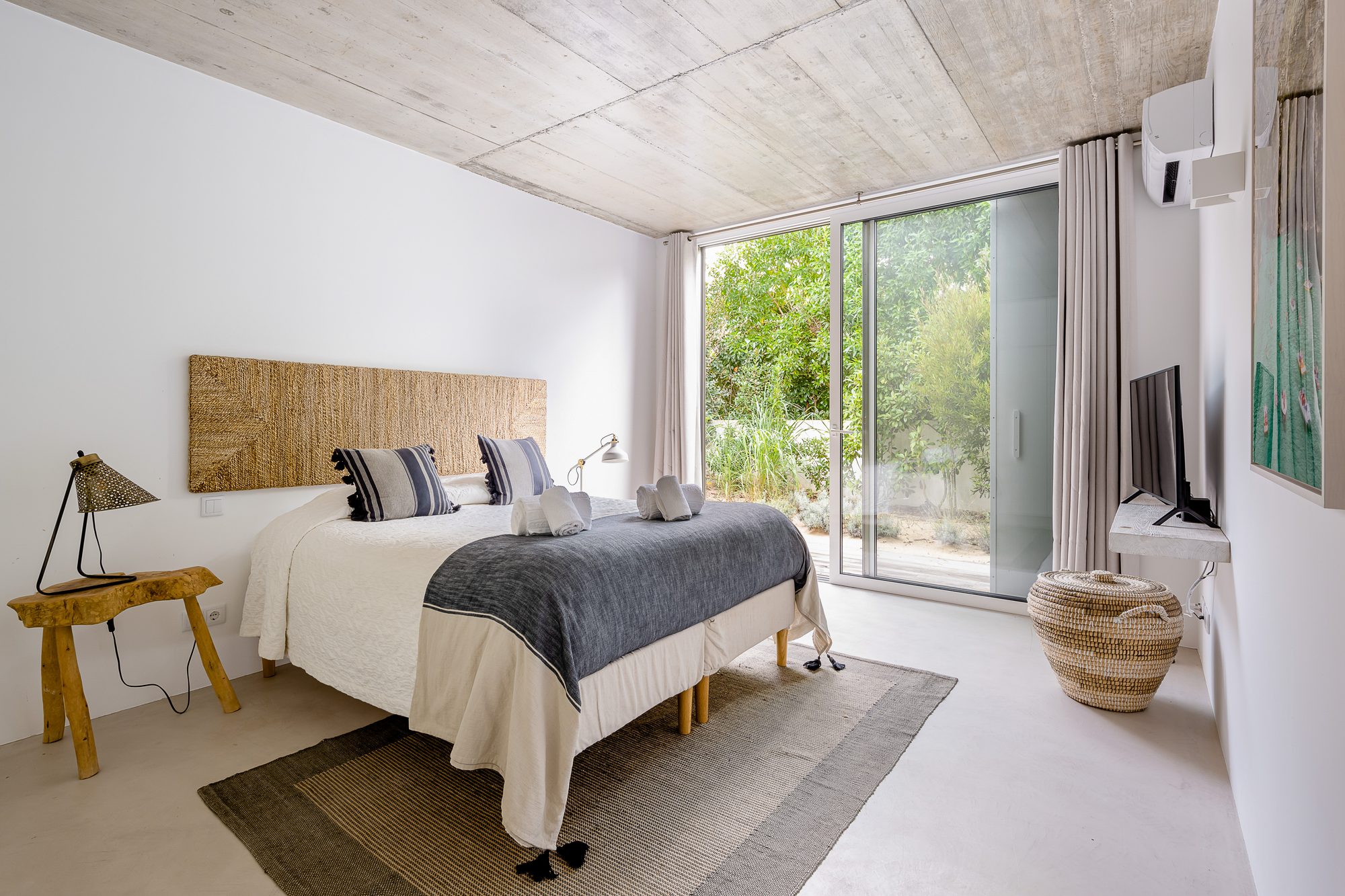 Retreat and rest: Our four bedrooms are deliberately separated from the living area. They offer a high degree of privacy, generous space, and look directly into the wild green of the garden.