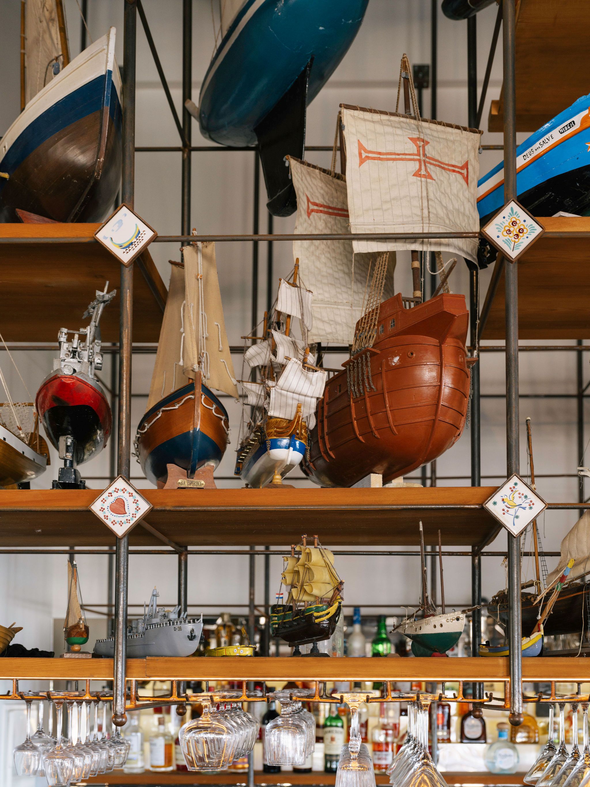 Detailansicht der Schiffsmodell-Sammlung im Restaurante Sal — Karavellen und Azulejo-Kacheln